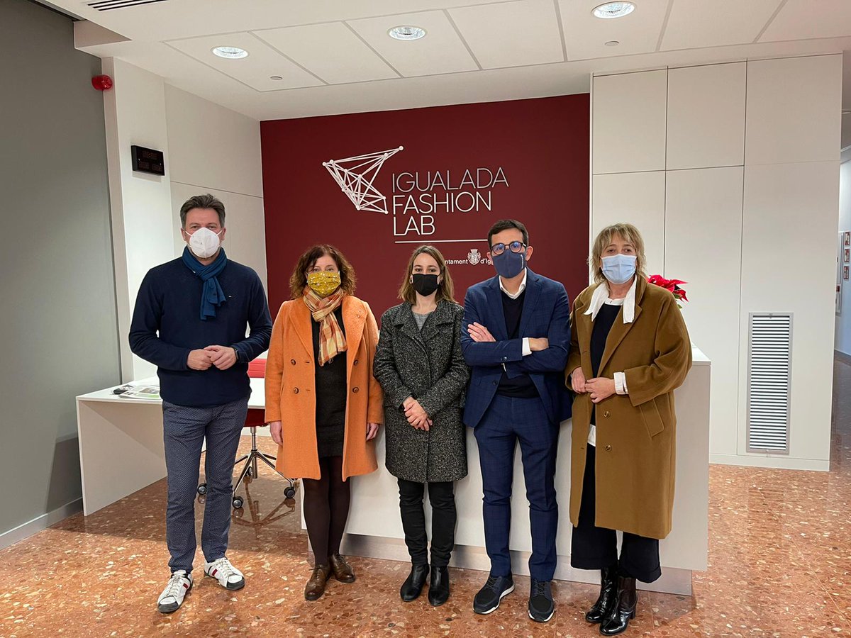 ccamcat's tweet photo. La directora, @agnesrussinol , i la cap de Moda del @ccamcat, han visitat les noves instal·lacions de @IGDfashionlab, centre d’impuls de la indústria de la moda a Catalunya.
#ModaCat
#Igualada https://t.co/lrPyA2h6RC