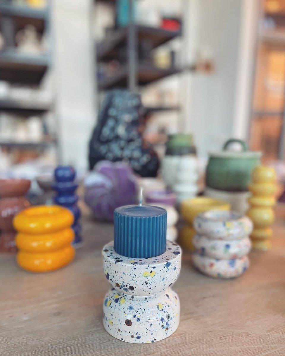 PPNT_Gdynia's tweet photo. Zapraszamy do POP UP STORE pracowni PROTO TYPY. Jeśli jeszcze nie macie upatrzonych prezentów pod choinkę, dziś do godz. 19:00, w bud. IV, E0.05 znajdziecie: kwietniki, plakaty, sitodruki, świeczniki, kubki i inne wyroby powstałe w naszych pracowniach. #handmade #mozi #tabanda https://t.co/T8jA1F1Dej