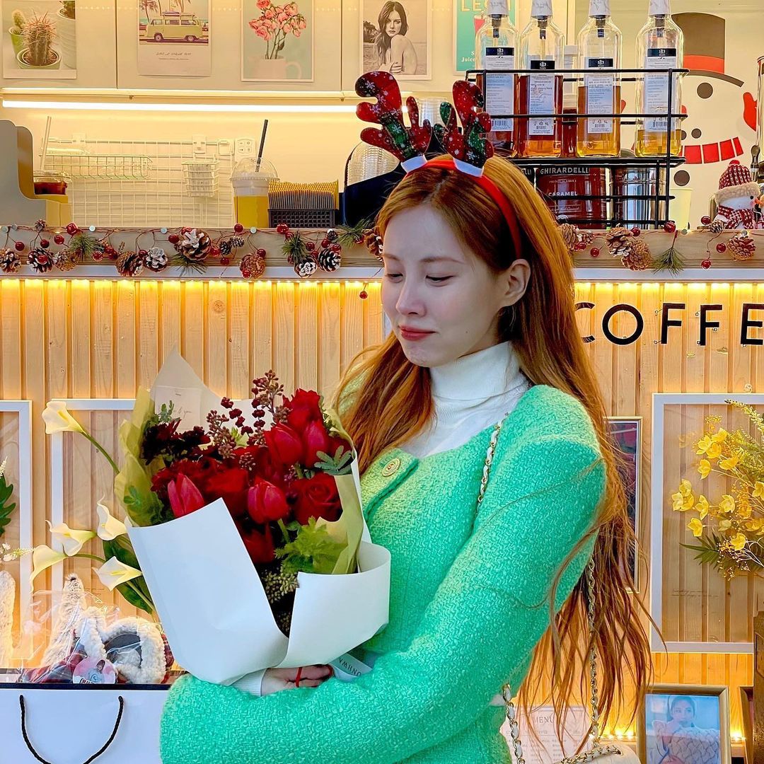 SeohyunPoint's tweet photo. Each time you think she cannot be more precious and beautiful, she does it. Seo Juhyun loves her fans more than anybody.

#SEOHYUN #서현 https://t.co/tdtzqbYcKf