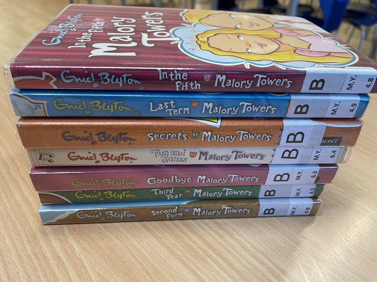 earmstronglib's tweet photo. Last minute request to our incredible @NlandSLS and a lovely y8 girl has her holiday reading sorted #savingtheday https://t.co/10JV6S57gV