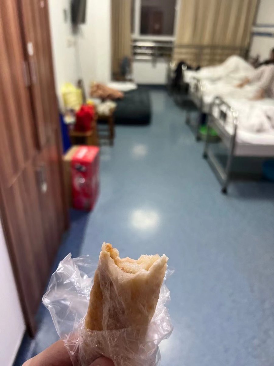 fj_version_time's tweet photo. 最开心的事情莫过于在病房里吃润饼卷冰淇淋🍦 烤肠
一群人看着你吃[奸笑] https://t.co/rCyPdBbbmv
