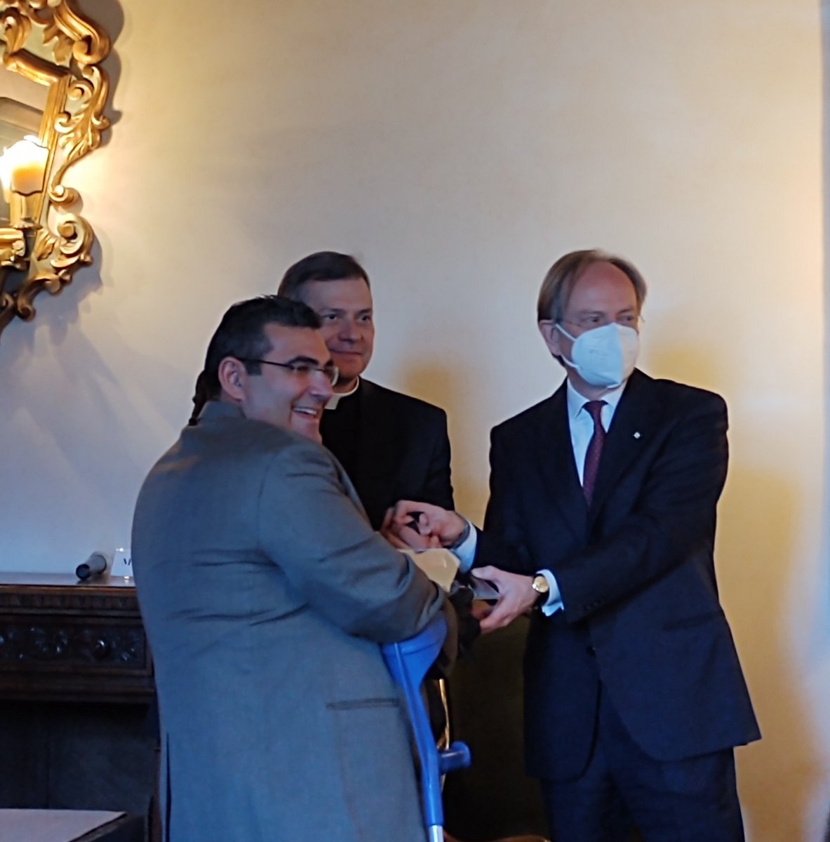 #17December at #PalazzoBorromeo in #Rome presentation of <a href="/mikaelhaddad/">Michael Haddad</a> initiative as <a href="/UNDP/">UN Development</a>
Regional Goodwill Ambassador for #ClimateAction “Arctic Walk for Addressing the Klima Emergency”, followed by the donation of #PopeFrancis book "Why are you afraid? Have you no faith?"