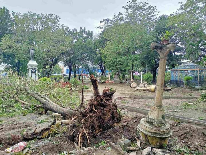 PJCorg's tweet photo. LOOK: HERO STILL STANDING — The Statue of Hero Graciano Lopez Jaena a member of La Solidaridad &amp; La Liga Filipiná a secret organization led by Rizal, The Statue of Graciano is still standing in Iloilo city, while a tree is uprooted and concrete lamp post are damaged by #OdettePH https://t.co/jG2BM4GwVM