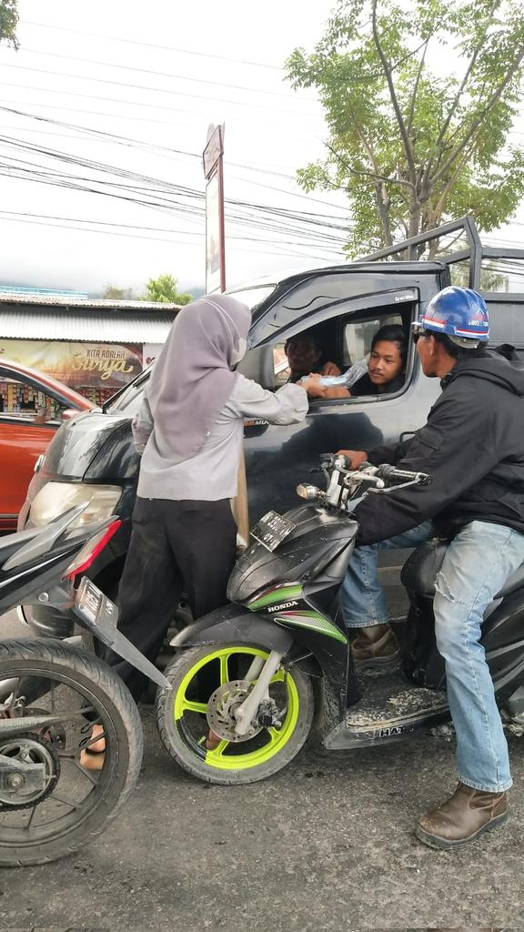 lsadipalu's tweet photo. Giat Bhakti Sosial pembagian masker &amp; handsanitizer dalam rangka semarak Milad XV LS-ADI

#StaySaveStayProtkes
#MiladXVLSADI
#SinergiBersamaRakyat
#LifeIsStruggle https://t.co/lhs1u3D7YR