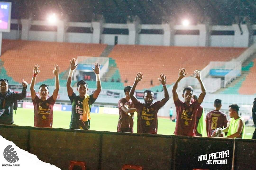 Terima kasih kami ucapkan untuk para suporter dan fans Sriwijaya FC yang hadir langsung ke Stadion.

Kehadiran kalian memberikan energi positif bagi kami berjuang di lapangan 🙌🤘

#KITOPACAK
