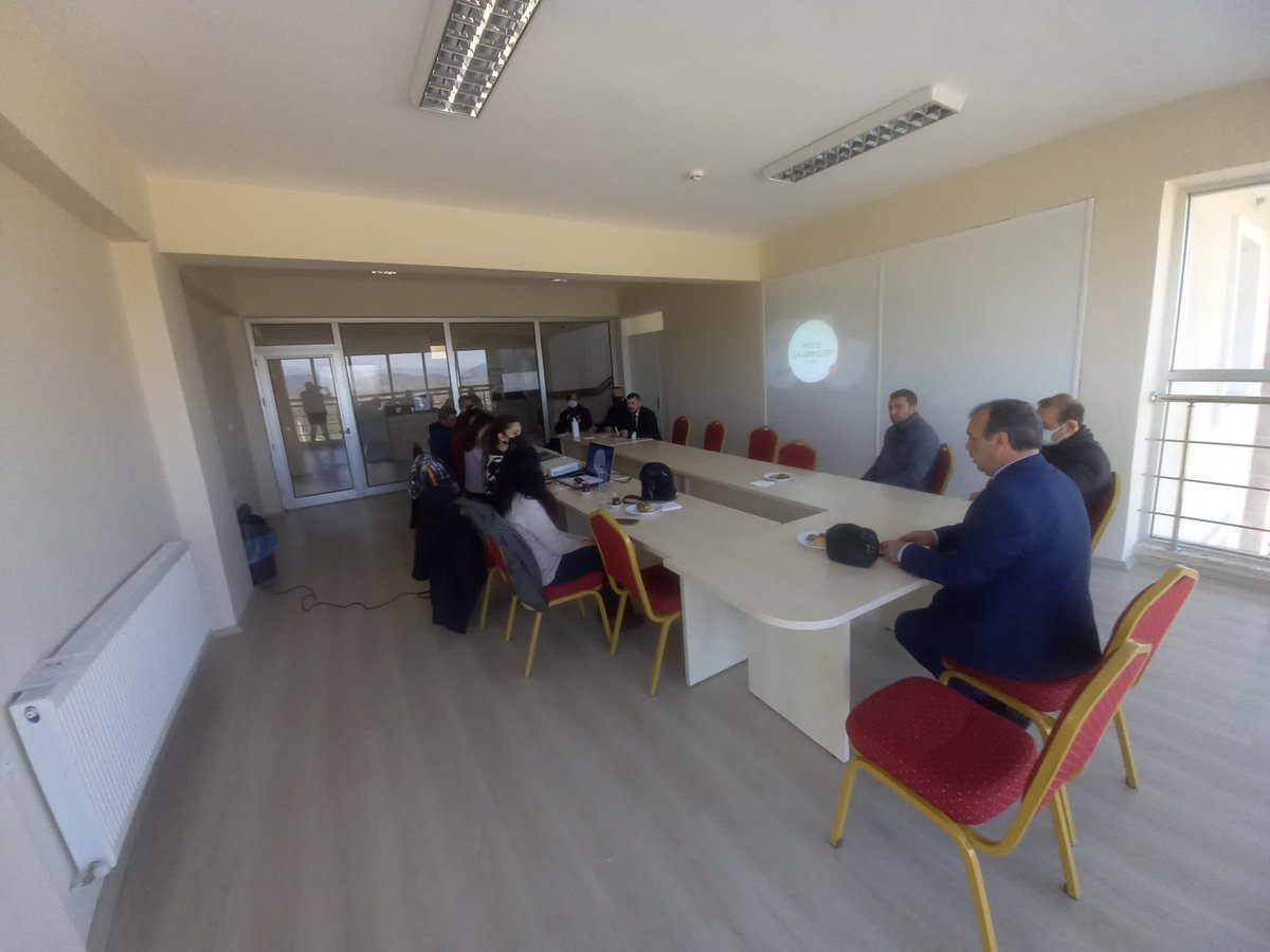 İlçe Milli Eğitim Müdürümüz Sayın Cemal AĞIROL başkanlığında,  ilçe özel büro sorumlusu Hilal ERGÜN tarafından, İlçemizde yapılacak projeler ile ilgili Okul Müdürlerine  bilgilendirme toplantısı gerçekleştirilmiştir. <a href="/Aydin_MEM/">Aydın İl Millî Eğitim Müdürlüğü</a> <a href="/AydinMemArge/">Aydın İl Mem Ar-Ge</a> <a href="/cemalagirol/">Cemal</a> <a href="/shee_hng/">hilalguzelergun</a>