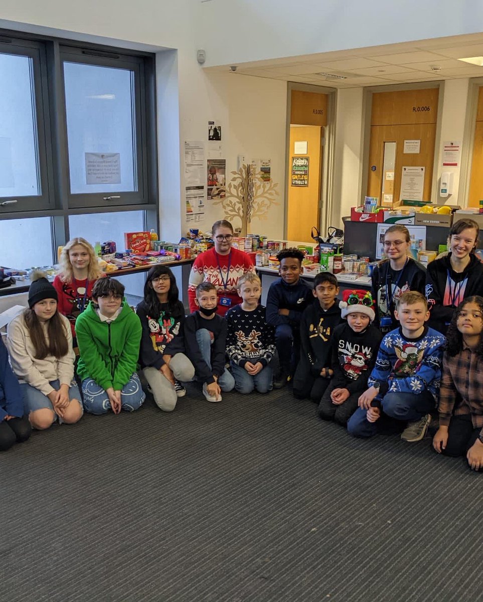 Tis the season to be charitable 🎄🎅🏼⛄️ this year we donated to a local food bank