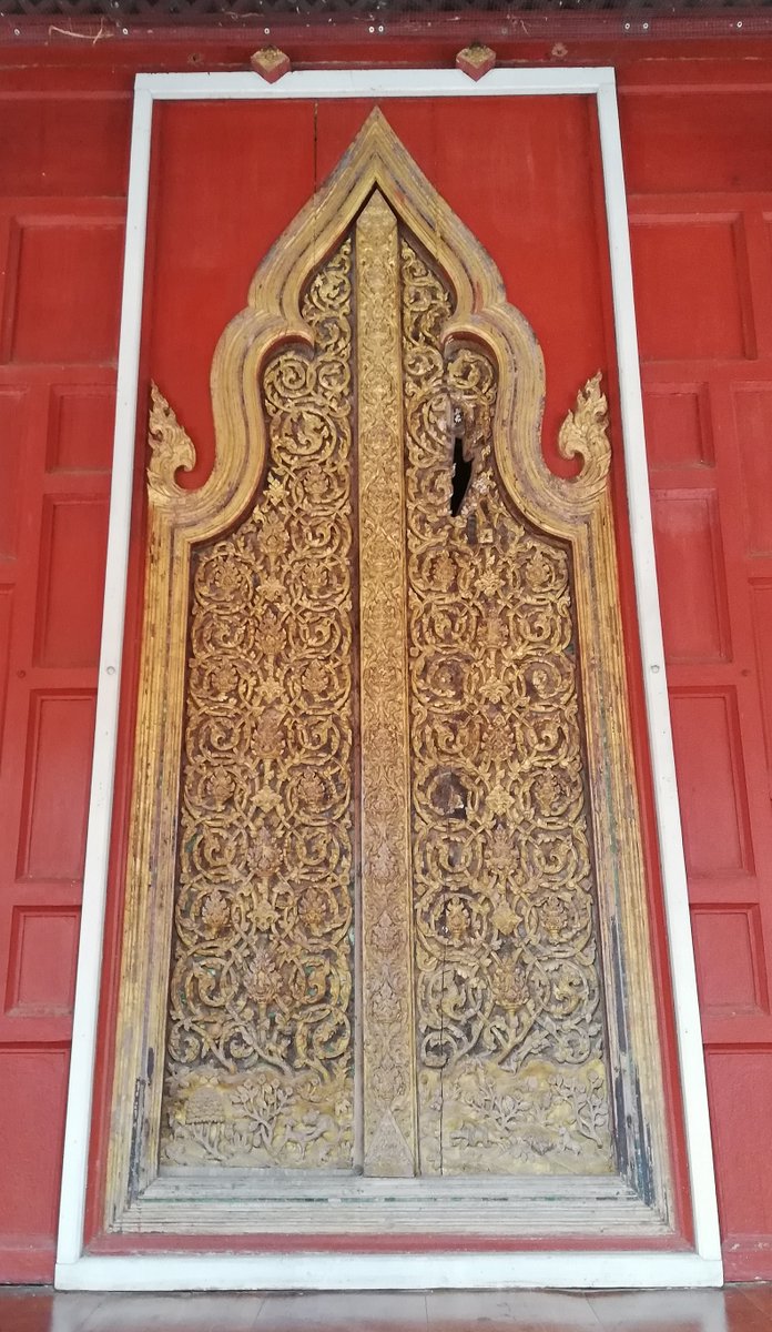 บานประตูศาลาการเปรียญ วัดใหญ่สุวรรณาราม จ.เพชรบุรี ที่มีร่องรอยแตกด้านบน มีการผูกเรื่องกันว่าเป็นร่องรอยจากขวานของพม่าช่วงเสียกรุงครั้งที่ ๒ แต่ยังมีอีกข้อสันนิษฐานหนึ่งระบุว่าเป็นการจามเพื่อแก้อาถรรพ์ เนื่องจากศาลาการเปรียญหลังนี้ในอดีต คือ ตำหนักเจ้าพระขวัญ พระราชโอรสใน(๑)