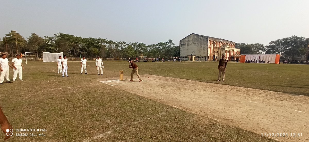 स्पोर्ट्स स्टेडियम महराजगंज में चल रही गोरखपुर जोन की 22वीं अन्तर्जनपदीय पुलिस क्रिकेट प्रतियोगिता 2021 के फाइनल मुकाबले का शुभारंभ प्रशिक्षु क्षेत्राधिकारी सूर्यबली मौर्या द्वारा खिलाड़ियों से परिचय प्राप्त कर किया गया। फाइनल मुकाबला महराजगंज व गोरखपुर के मध्य खेला जा रहा है।