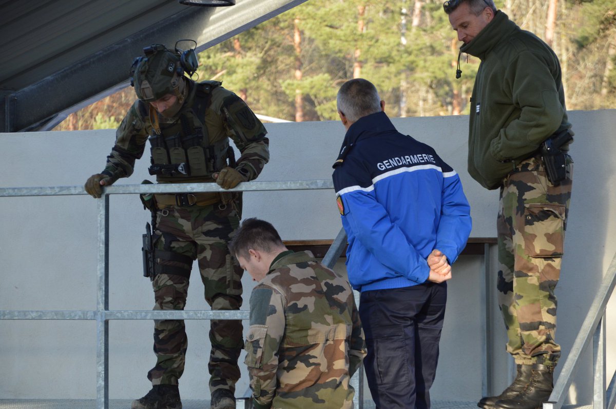 1er_Tirailleurs's tweet photo. C’est dans ce but que le #1RTir et la SAED (Section d’aide à l’engagement débarqué) ont organisé une formation tactique au profit des PSIG (pelotons de surveillance et d'intervention de la gendarmerie) de @Gendarmerie_088 🤜🏼🤛🏼 https://t.co/kFGVel7xZm