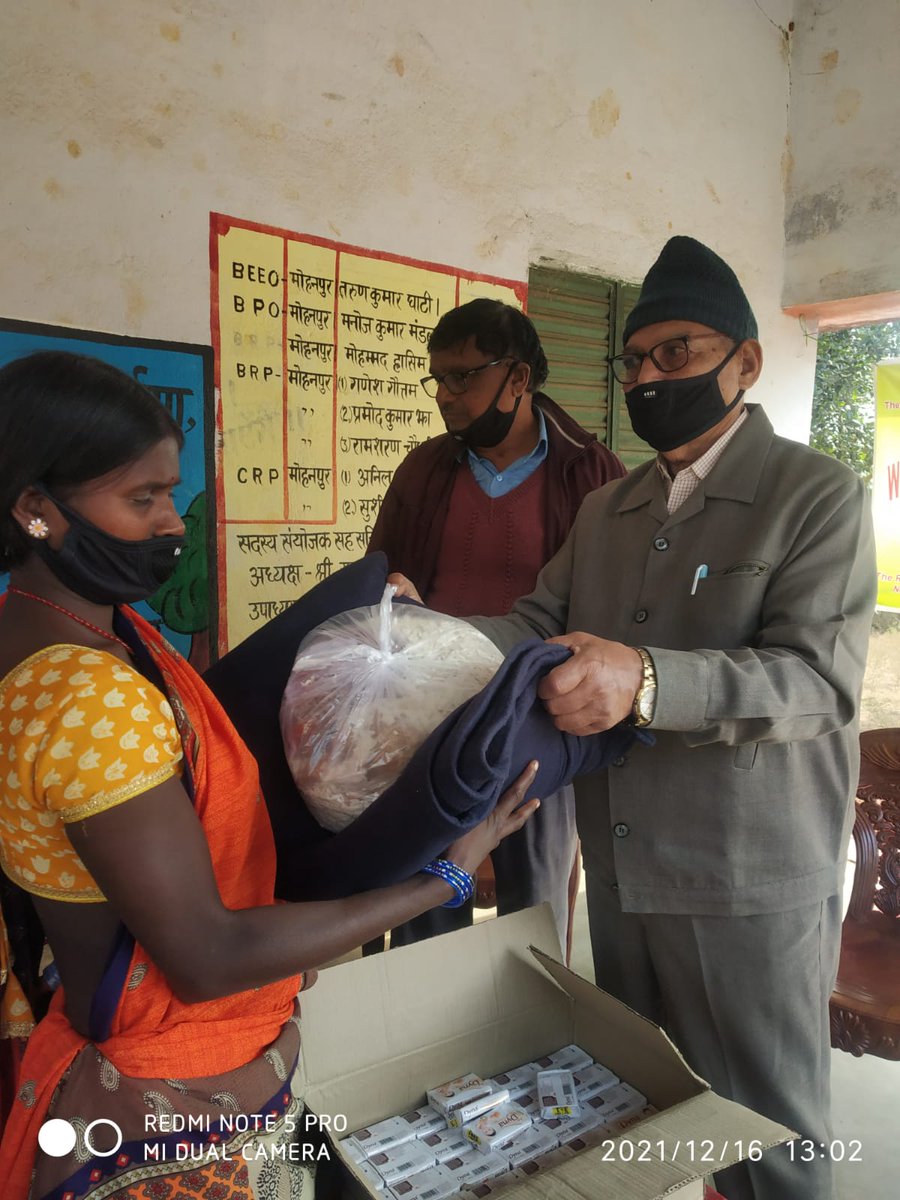 VNWNGO's tweet photo. 16th December: Covid awareness workshop &amp; distribution of mask, blanket etc in poor tribal families of Sarriya village of Mohanpur Block, Dist Deoghar by Vashishtha Nature watch
#vnwngo #Vashisthanaturewatch #vnwfoundations #Jharkhand #givingback #COVID19 #awareness #newspaper https://t.co/ZDnasC8rg6