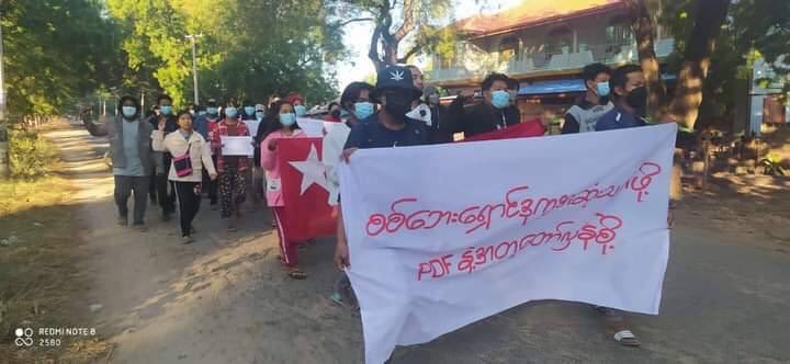 2021Revtweets's tweet photo. Main Strike of the Letpadaungtaung area joined together with Monywa main strike committee to protest against Genocidal Dictatorship this morning by chanting slogans “Let’s revolutionize with PDF yo end refuge crisis”.
#ASEAN_StandWithJustice
#Dec17Coup   
#WhatsHappeningInMyanmar https://t.co/grM02UuQmx
