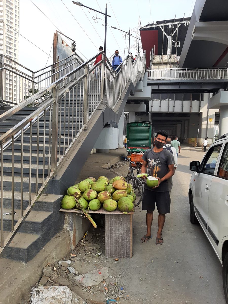 Roopal_Parab's tweet image. ⁦@mybmcWardRC⁩ ⁦@mybmc⁩ this vendor illegally is occupying the service road. Everyday we ask him not to sit here but comes back. Can you please take necessary action immediately. This is Rivali Park metro station bridge.