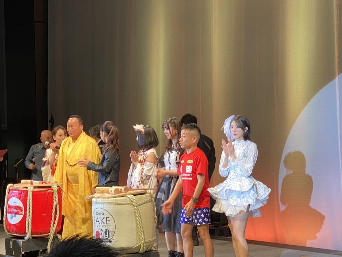 cathiroshi's tweet photo. 鏡開き。
細川たかしさん初めてご一緒させてもらった。
輝いてた!!
#TSakefes #日本酒 https://t.co/UPeuDXZ5lf