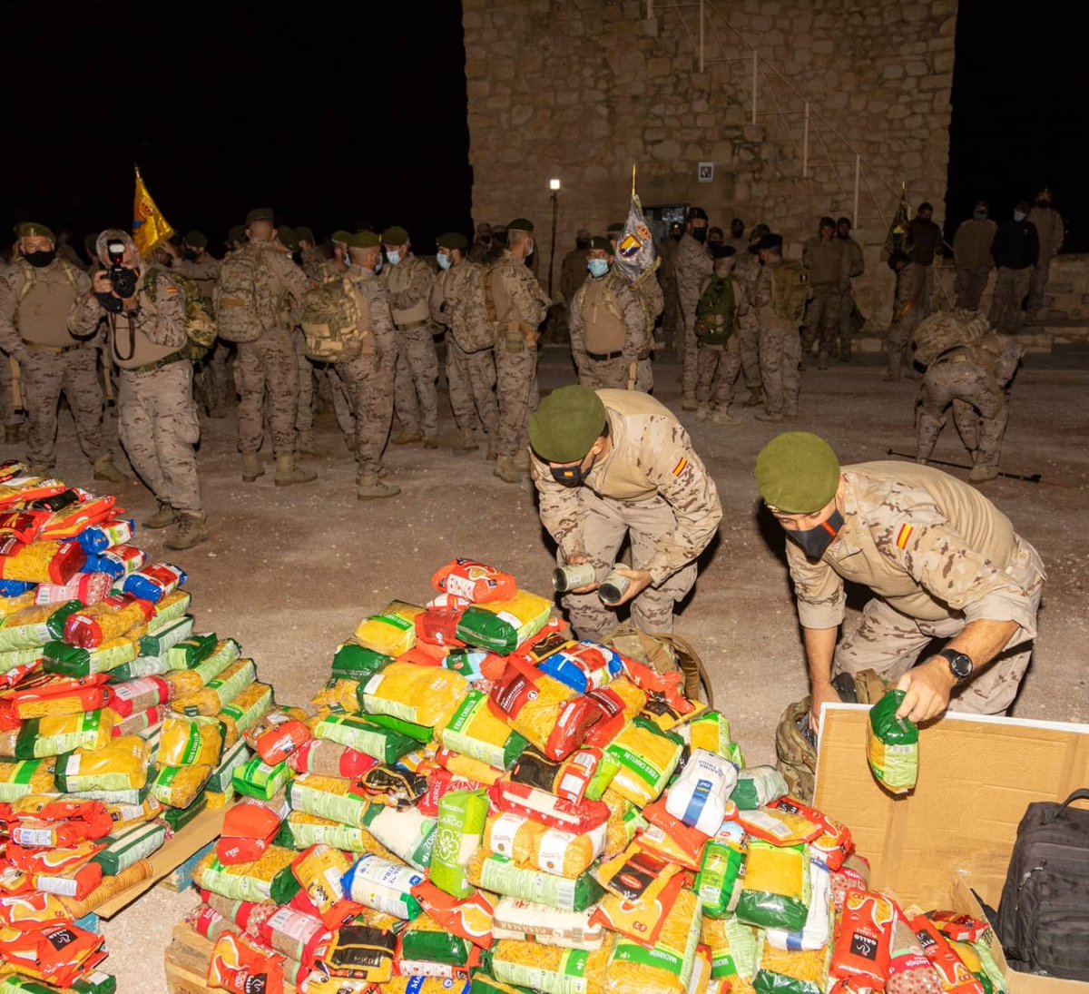 AytodeCaravaca's tweet photo. 🥾👏 La Armada Española culmina en #Caravaca la campaña ‘Tonelada Solidaria’ portando cerca de cinco mil kilos de alimentos para las Cáritas del Noroeste
➕ INFO.: https://t.co/eqAFn6tI9e
#ToneladaSolidaria https://t.co/OW9GObo6pa