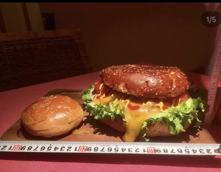 Hero S Kitchen ビッグ り バーガー 2490ですハンバーガー お誕生日 記念日 サプライズ等にいかがですか 直径cm 重量1kgです ご予約販売です ヒーローズキッチン 群馬ハンバーガー 伊勢崎テイクアウト ハッピーバースデー サプライズ