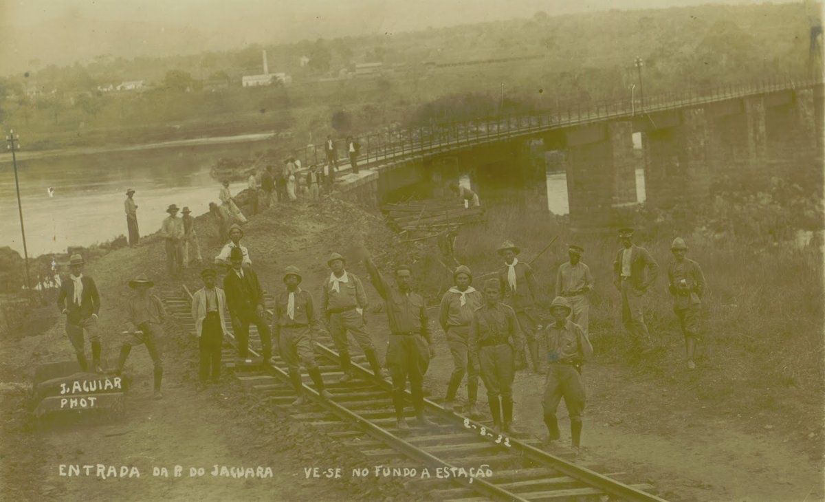 guardioesde32's tweet photo. Combatentes paulistas do Batalhão de Caçadores de Franca na Ponte do Jaguara, entre os municípios de Rifaina/SP e Sacramento/MG, em 2 ago 1932, na Revolução Constitucionalista. Na época, o local era território do município de Franca/SP. A ponte hoje está completamente abandonada. https://t.co/R6BxgjtEqN