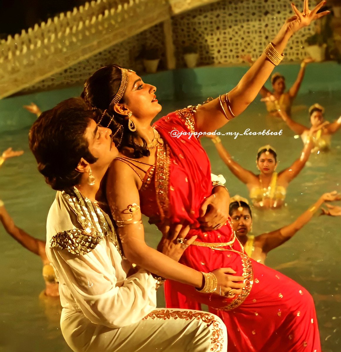 jayapradaholic's tweet photo. "Time For a Throwback🔙🎞"
#flashbackfriday
.
PS : Throwback from the movie "Pathaal Bhairavi".
#jayaprada #jeetendra 
.
@realjayaprada 🕊
#happiness #beautiful
#Paradise 
.
#jayapradagaru #jayapradians #jayapradaholic #tollywood #Bollywood #kollywood #Sandalwood #actress #Actor https://t.co/YX6DYLEWsT