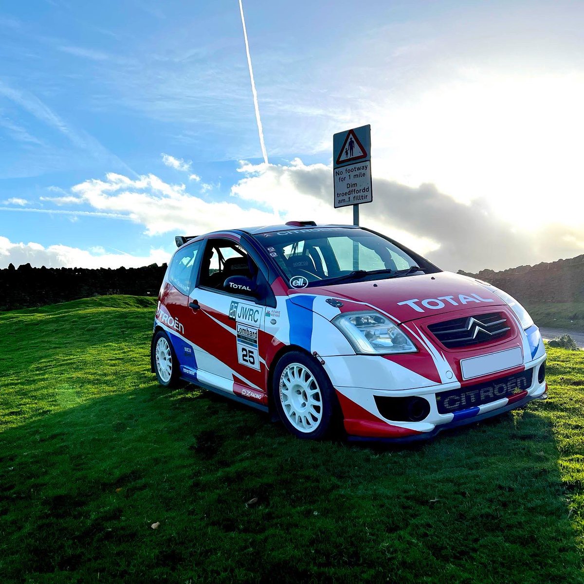 C2Rob's tweet image. It’s good to see you back! Such a fun episode! I am partial to a little French hatch myself too! Loved the throwback to the catapult from @JeremyClarkson  Unleashed on cars days! @thegrandtour @MrJamesMay @RichardHammond @AbbieEaton44 #CarnageATrois