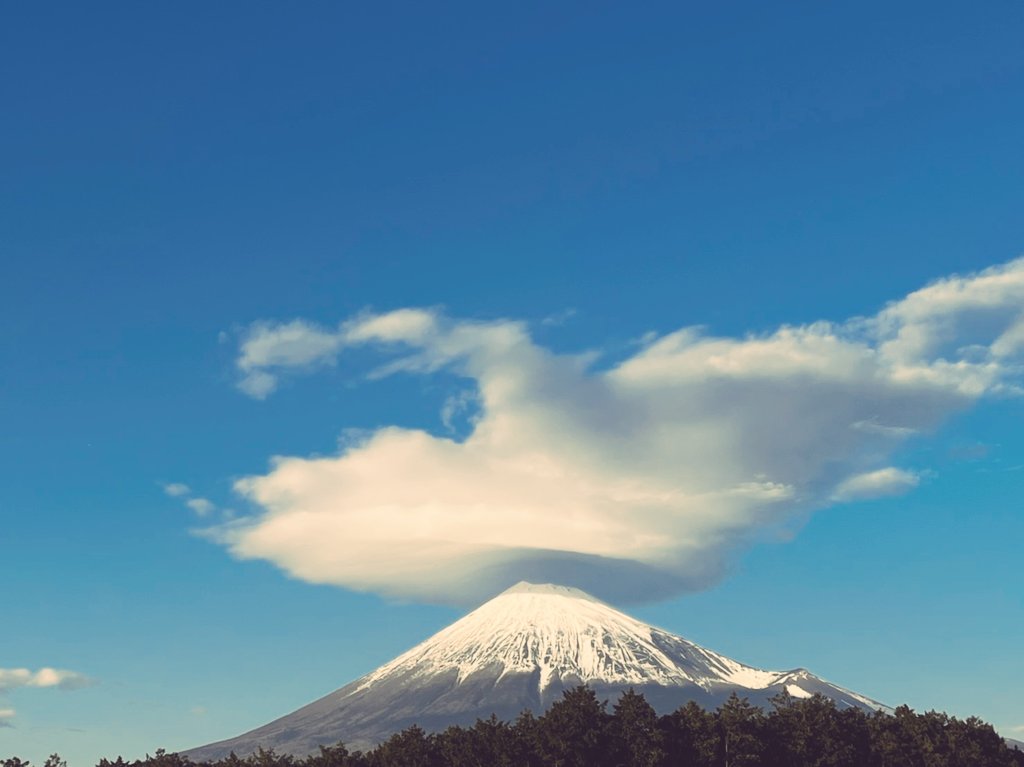 雨もあがり絶好調な週末です☀😃 今日は快晴で富士山も絶好調です❗️ 空が澄んで富士山はもちろん！夜景や星空が最高です✨管理棟の工事も始まりました👍 沢山のご来場お待ちしております♪ ＃富士見の