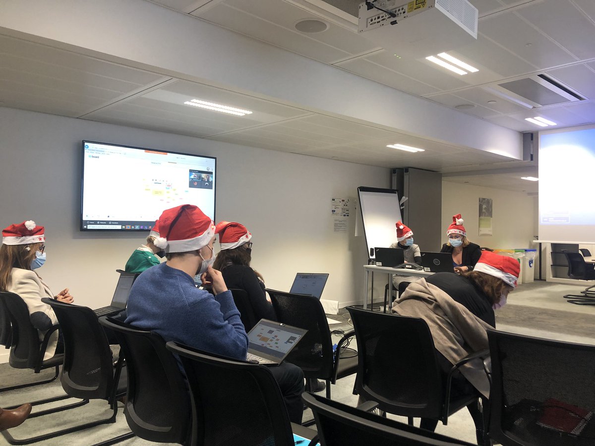 Réunion d’équipe du jour 😂🥳🎅🏼🤶🏻🎄 Les #allianzers sont fun 😜