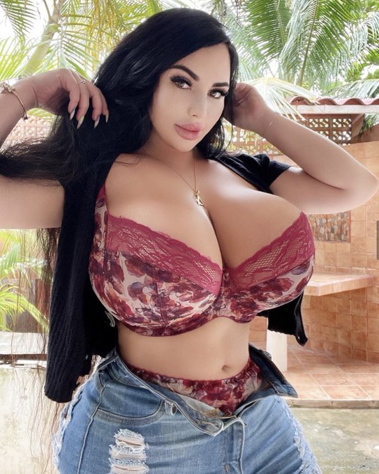 1 pic. 1 or 2. RT if you like both???

https://t.co/E8L9yZynLs https://t.co/eQOuAdWsJl