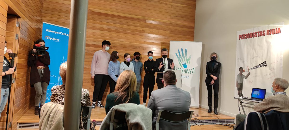 Ayer acudimos al acto ‘Premio Esperanza’ que reconoce el trabajo y la entrega de personas que dedican su vida y su tiempo a ayudar a los demás. Se premian valores como la solidaridad, la confianza, la seguridad y la esperanza.