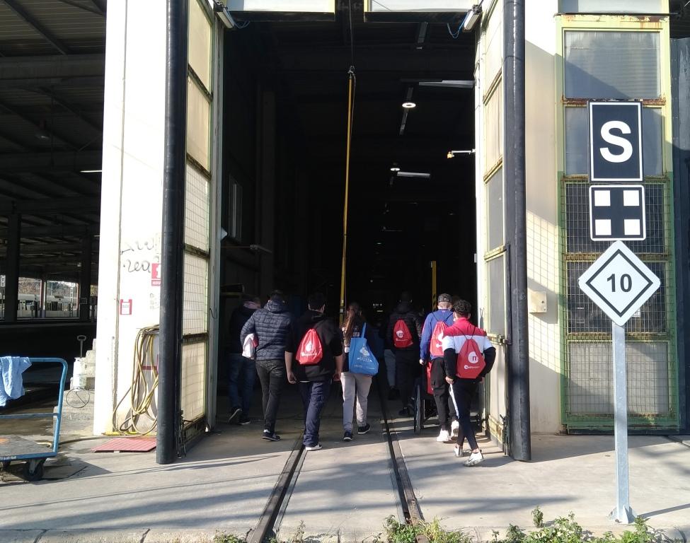 GVAfgv's tweet photo. 🚶‍♀️🚶😊 En Tallers Machado de @metrovalencia hem rebut la visita de 1r de F.P. Bàsica de Manteniment de Vehicles de @IBenicalap

👩‍🔧🚇 Han vist com funciona el manteniment dels bogies, el sistema pneumàtic de frenat i tècniques bàsiques de mecànica

#VisitesEducatives #Linia0 https://t.co/LvcbqQxq5V