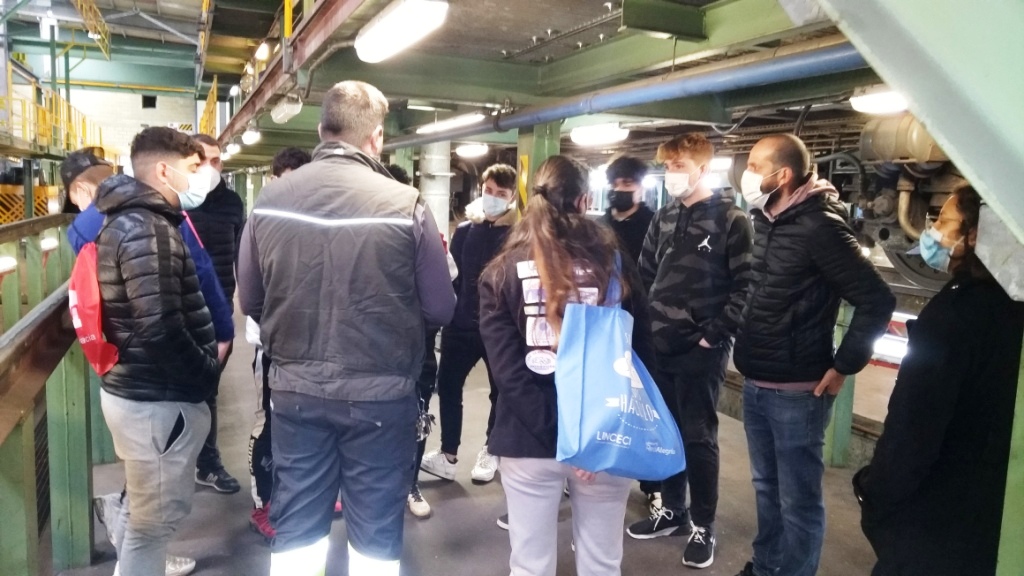 GVAfgv's tweet photo. 🚶‍♀️🚶😊 En Tallers Machado de @metrovalencia hem rebut la visita de 1r de F.P. Bàsica de Manteniment de Vehicles de @IBenicalap

👩‍🔧🚇 Han vist com funciona el manteniment dels bogies, el sistema pneumàtic de frenat i tècniques bàsiques de mecànica

#VisitesEducatives #Linia0 https://t.co/LvcbqQxq5V