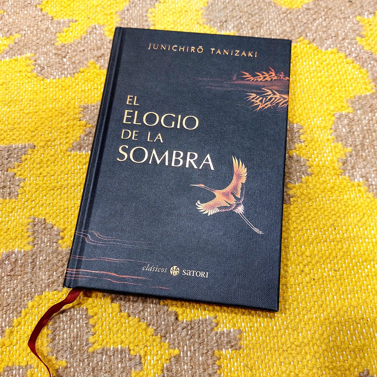 EL ELOGIO DE LA SOMBRA
Uno de los ensayos más influyentes del siglo XX. La obra maestra de Tanizaki por primera vez traducida directamente del japonés. Edición de lujo.