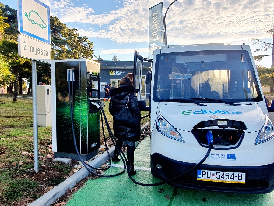 Sutra43843385's tweet photo. (THE FIRST PUBLIC ELECTRIC MINI BUS IN CROATIA!) Within the SUTRA project, from December 17, 2021, the first electric mini bus will run in Poreč, connecting Poreč settlements with the center and vice versa. 
🔗See more: https://t.co/H6ghswyEMS https://t.co/Hf2IkTsxxo