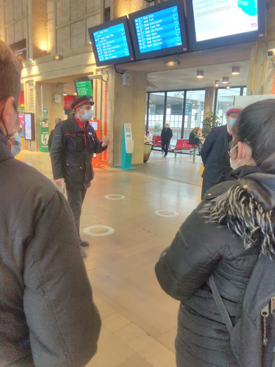 AccartFrank's tweet photo. En partenariat avec la mission locale d'@AmiensMetropole, la #DLEA et les équipes de @SylvainBayeux ont accueilli 2 groupes de jeunes dans le cadre des opérations WELCOMER. Un engagement au delà de nos guichets afin de promouvoir l'accessibilité à la mobilité @TERHDF https://t.co/7Qwdo27VBv