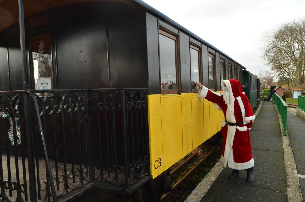 departement17's tweet photo. ✨#IDSorties17 Ho Ho Ho🎅Dimanche 19 décembre, embarquez av le Père-Noël à bord du #TraindesMouettes jusqu’à Mornac-sur-Seudre. Sur place, vous pourrez déambuler ds les rues &amp; profiter du marché de Noël 🎄pdt 2h. 
🚂Départ 14h30 de Saujon 
#Gratuit
👉https://t.co/Yg5ogdFlmF https://t.co/VX3Bm7jhEz