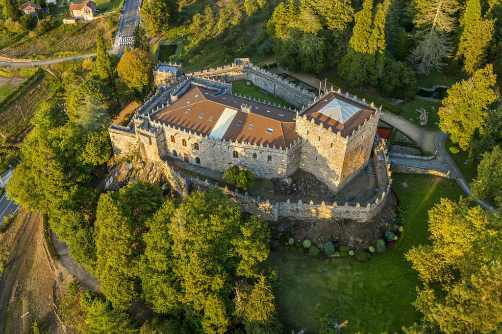 turisriasbaixas's tweet photo. Novo salto de calidade no @castesoutomaior 👏👏

@carmelasilva anuncia que a fortaleza recibe a @QCalidad turística. "�� o primeiro espazo musealizado en Galicia en obtelo coa nota máxima de 10. Está na Ruta Europea de Xardíns Históricos e ten o selo de @ScienceTourism https://t.co/ylKGStmwn3
