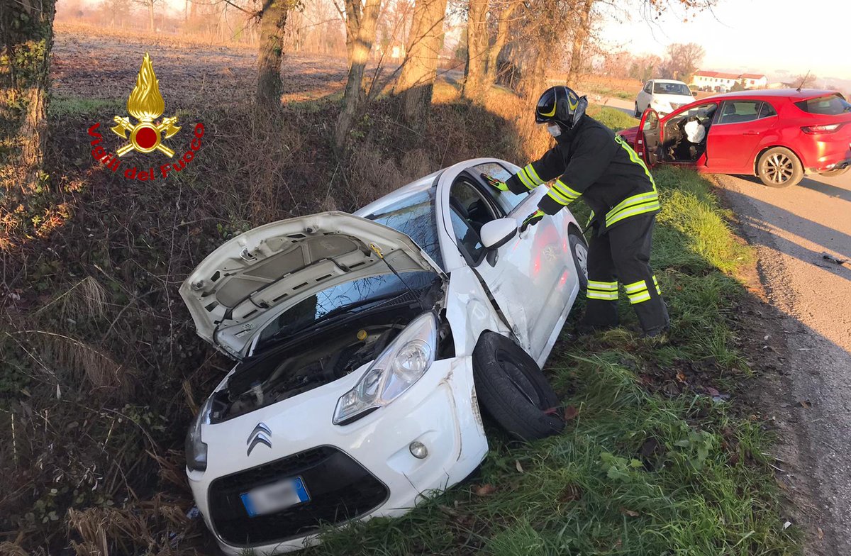 vvfveneto's tweet photo. #17dicembre 8:40 #Scorze’(VE), incidente stradale tra due auto: ferite bambina e mamma. #Vigilidelfuoco estraggono la donna e la figlia rimaste bloccate nell’auto. I feriti sono stati presi in cura dal @SUEM_Veneto e portati in ospedale #soccorsiquotidiani #allaguidanondistrarti https://t.co/3l7mFxa6ek