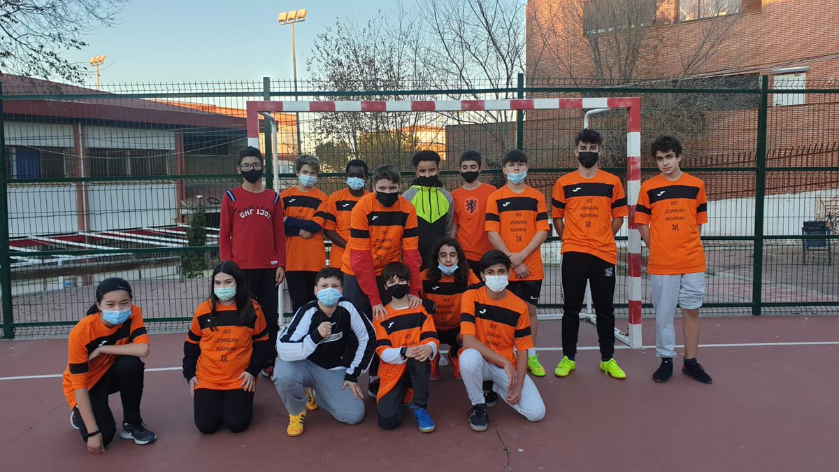 ijoaquinrodrigo's tweet photo. ¡Esta semana nuestros alumnos de #EscuelasDeportivas han jugado un partido amistoso contra el IES Simancas! ¡Muy disputado hasta el final, y con victoria 10-6 de nuestro equipo! ¡Enhorabuena y gracias al IES Simancas por la visita! #VolverAJugar #juegolimpio #joaquinrodriguismo https://t.co/HiIITmpENl