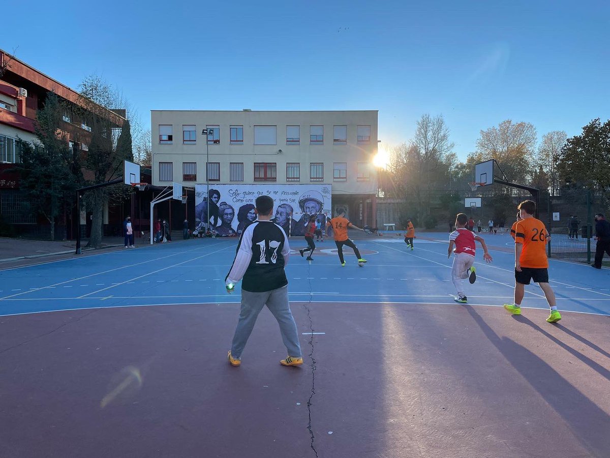 ijoaquinrodrigo's tweet photo. ¡Esta semana nuestros alumnos de #EscuelasDeportivas han jugado un partido amistoso contra el IES Simancas! ¡Muy disputado hasta el final, y con victoria 10-6 de nuestro equipo! ¡Enhorabuena y gracias al IES Simancas por la visita! #VolverAJugar #juegolimpio #joaquinrodriguismo https://t.co/HiIITmpENl