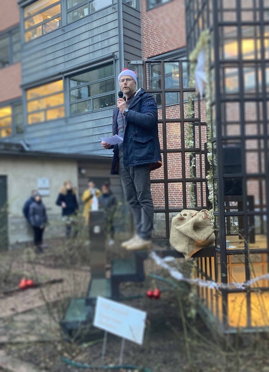 Santa came early this year! Our solution-oriented head of the department @TDeierborg adapted our yearly Glögg to the current situation. Outdoors, distancing, and sanitizers. Flexibility andan open mindset are what keep #researchnetworking going these days. @MultiparkL @medfak_LU