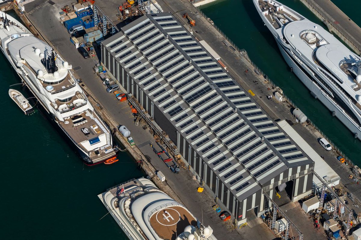 PortdeBarcelona's tweet photo. 🌿La drassana de súper-iots líder a la Mediterrània, Marina Barcelona 92 #MB92, fa un pas més en la sostenibilitat!
Ha desplegat una coberta fotovoltaica de 124KWP a les seves instal·lacions de la mà de @NorventoEnerxia, avançant en un model d'autoconsum eficient i sostenible👏 https://t.co/si5kk8wnJ2
