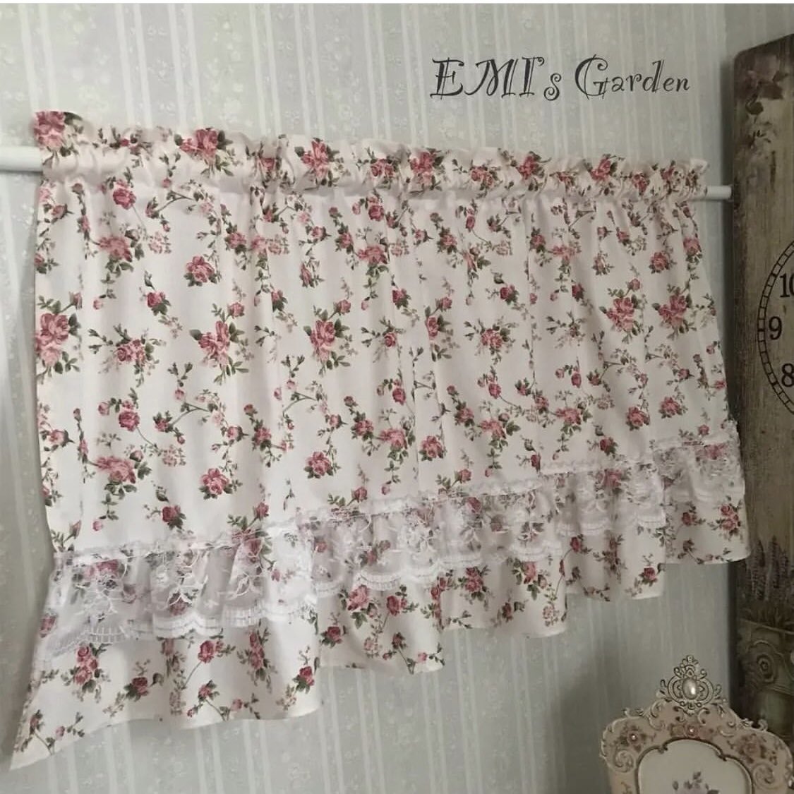 EMIsGarden's tweet photo. 🌹華やかなカフェカーテンでお部屋のイメージチェンジしませんか？

◎サイズ
横98㎝　縦43cm

minne、creemaで販売中です。

https://t.co/7SHwI82Vpv

#カフェカーテン
#花柄
#姫系
#薔薇雑貨
#インテリア好き
#花柄が好き
#バンドメイド
#ハンドメイド好き
#バラ好き https://t.co/ydaZJ3NBQZ