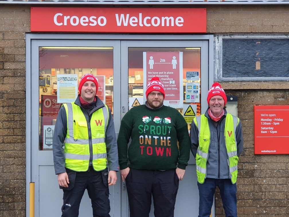 myGrantUK's tweet photo. Loving the Christmas Jumper! #SnapThatHat https://t.co/VFFGTzlyUA