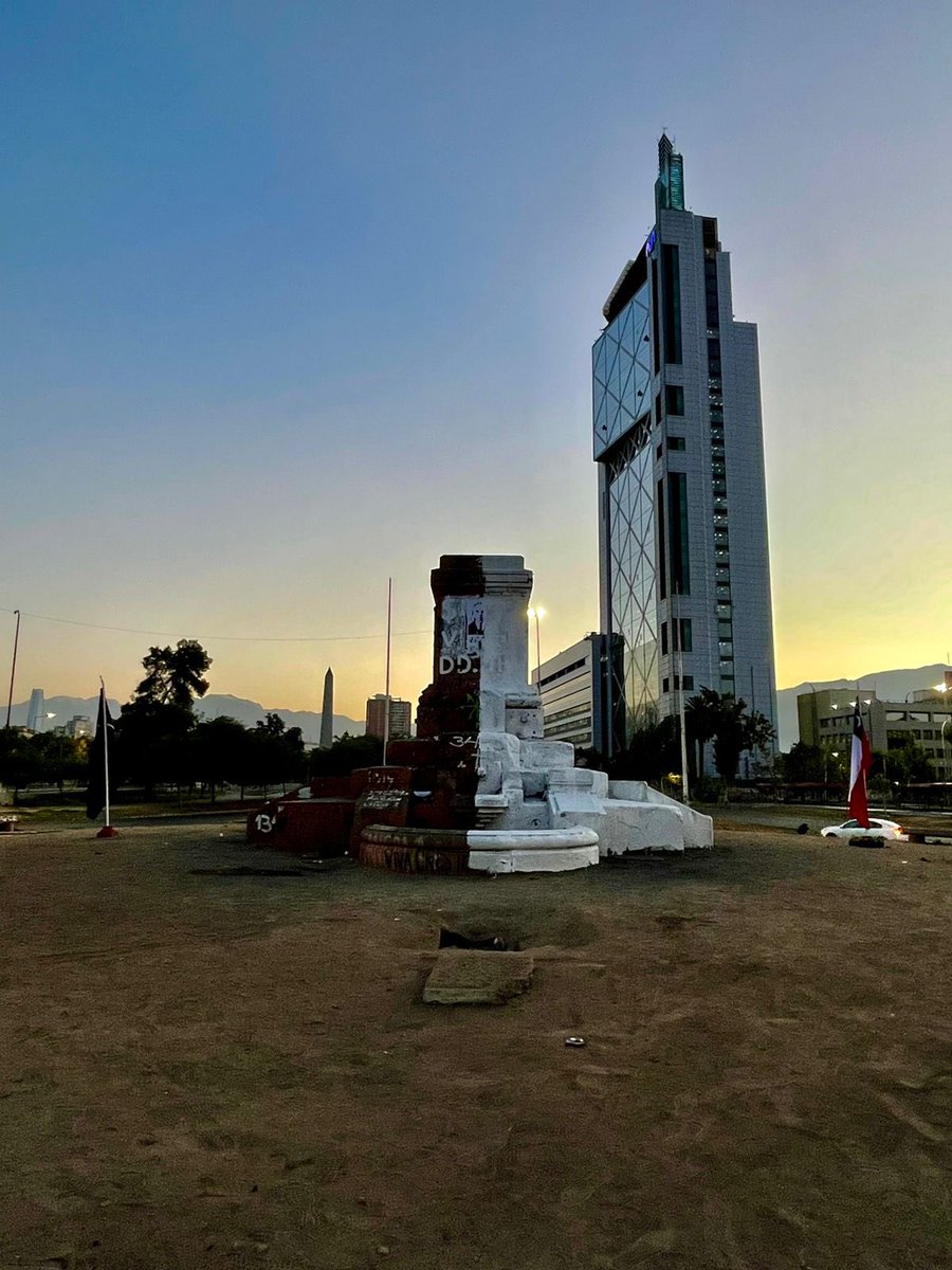 danitzaegana's tweet photo. Y acá la imagen más representativa de la campaña de al lado, quieren un país dividido, si estaban ahí ¿por que no hacer la intervención completa?  Yo no quiero eso...por eso yo este domingo marco 1 @gabrielboric #BoricPresidentedeChile https://t.co/O7m3fiLqHP