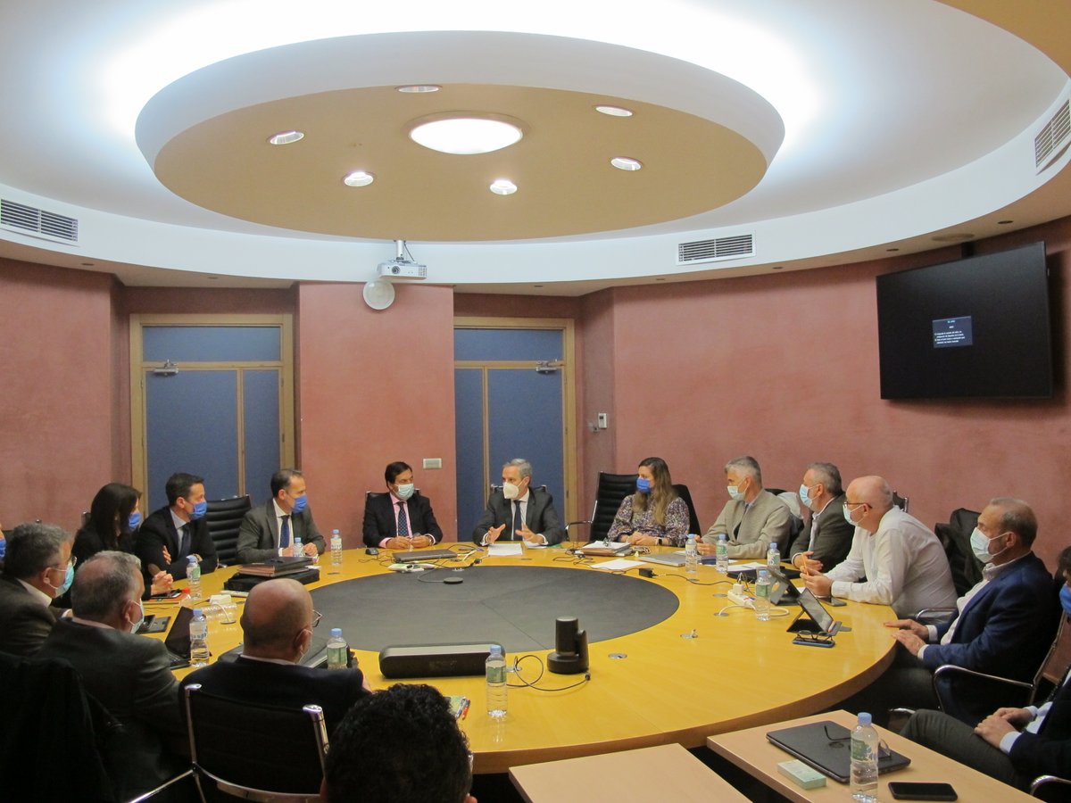 EconoHaciendAND's tweet photo. 📌 El consejero @juanbravobaena se ha reunido con la dirección de 🚗 @veiasa para hacer balance de 2021 y trazar las líneas del nuevo ejercicio 2022, dedicando especial atención a las iniciativas que, en materia de #innovación, impulsará @andaluciajunta en la empresa pública. 📸 https://t.co/qUsVmNnxTa