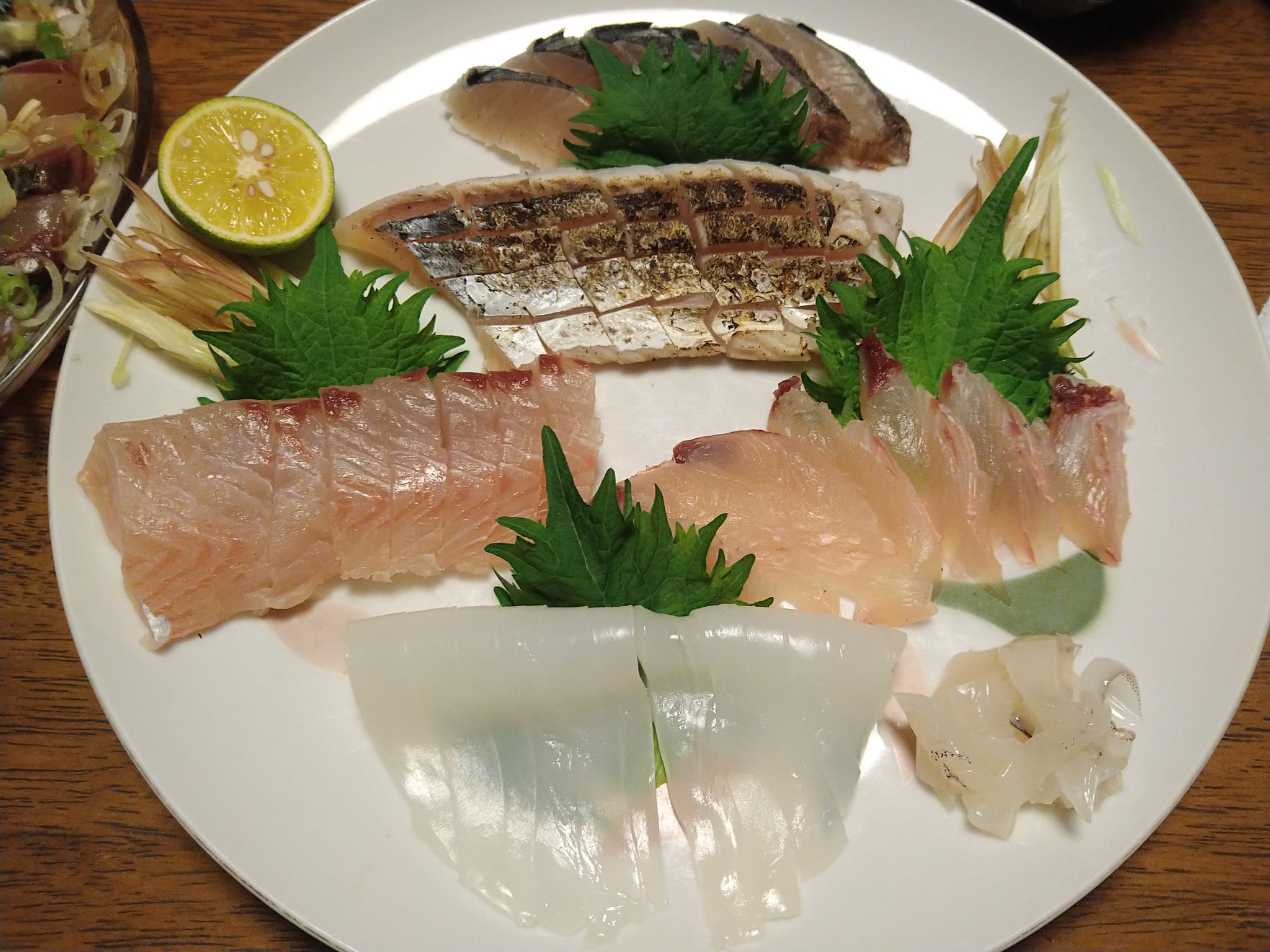 しゅー 今日のサゴシは刺身と薬味多めタタキで このサイズやと身がしっかりしてるで捌きやすいな ストックアオリも一緒に T Co Wsc6wjzcns Twitter