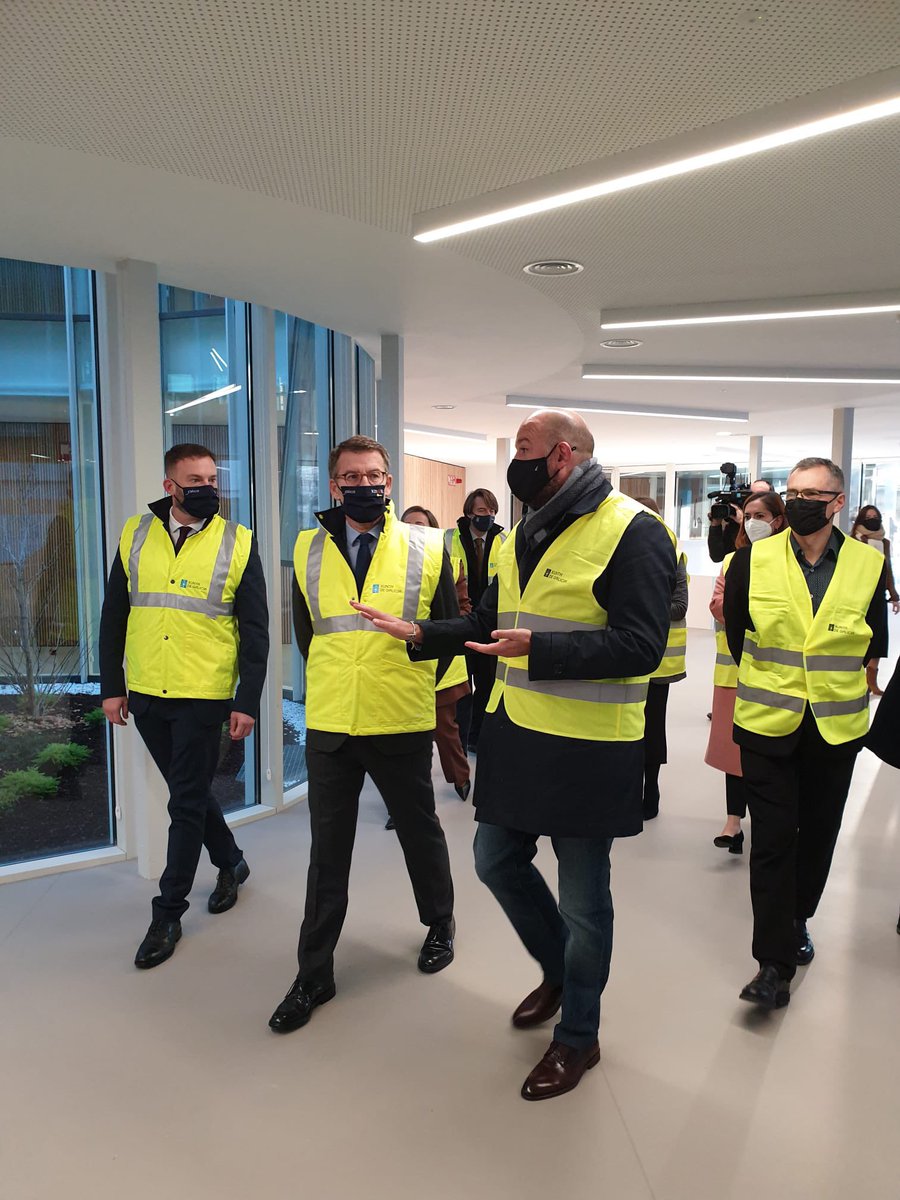gonzalotrenor's tweet photo. 📍Con @FeijooGalicia vistamos as obras do espazo Amizar que abrirá as súas portas en breve

Un novo edificio para ofrecer máis e mellores servizos aos coruñeses e que suporá un revulsivo para este barrio. O mellor exemplo da nova arquitectura funcional e estética da @Xunta https://t.co/L9CRPi7tzK