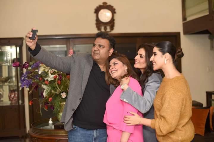 maliksh37962597's tweet photo. ریاست مدینہ والوں کا حال ایسا ھی ھے جیسے کہ ایک  چور اپنے ھی  ہمسائے کی مرغی چور کر کے اس پر تکبیر پڑھ کر کھا جاتا ھے https://t.co/DV13YCZcTk