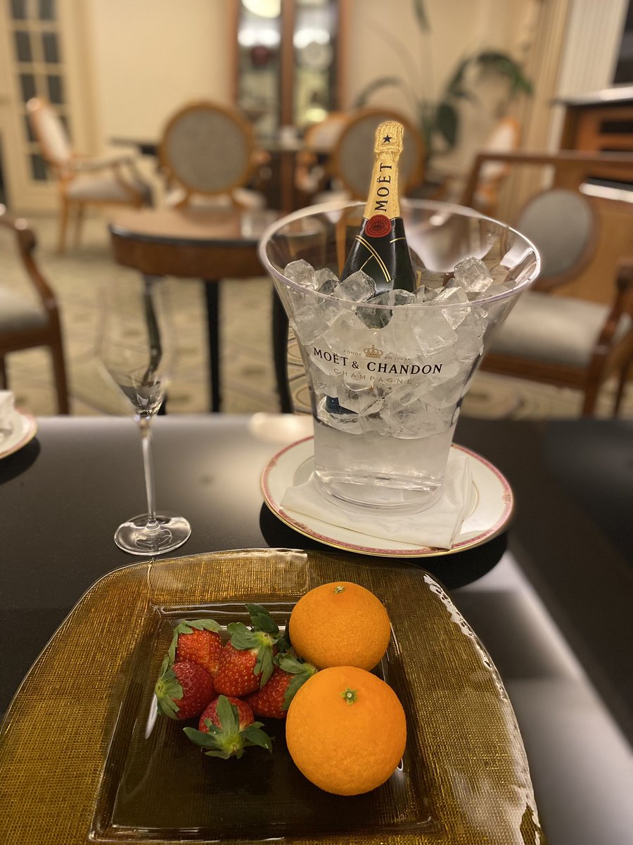 ウエスティン東京のエグゼクティブスイート。とっても広いヨーロピアン調のお部屋が素敵です✨