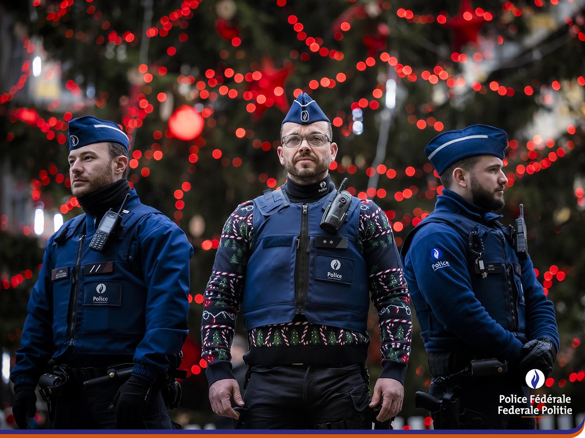 policefederale's tweet image. Le pull de Noël ne fait pas partie de l'uniforme du policier mais on n'a pas résisté, le temps d'une photo clin d'oeil ! Et vous, oserez-vous le pull de Noël cette année ? 🎄 #PulldeNoel