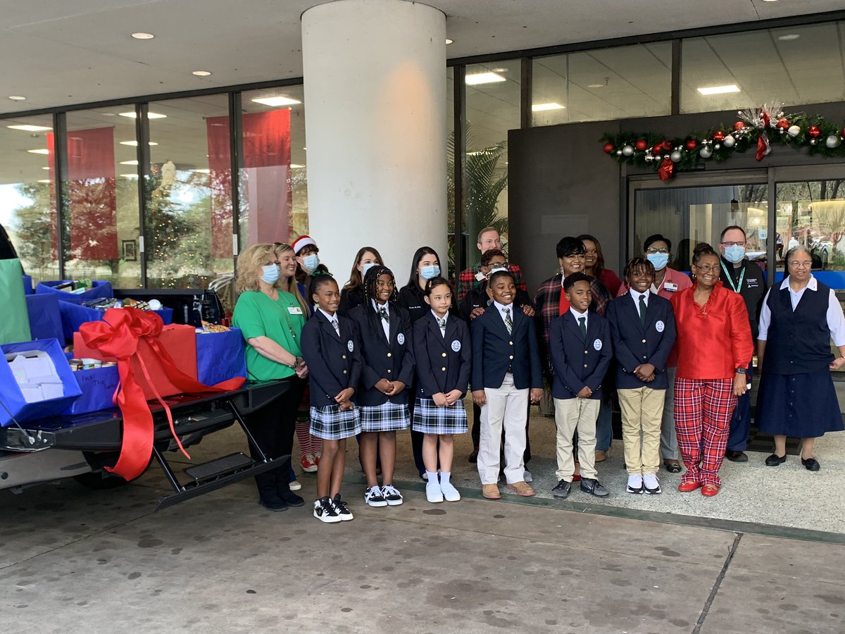KinnEducates's tweet photo. Red Ribbon Representative Nicholas Lockette led a service project, Pack the Pantry, for healthcare workers at Ascension Providence Hospital. @DicksonTigers Student Ambassadors assisted in presenting food items to hospital president. @MobilePublicSch #caring https://t.co/8BLtrON7gF