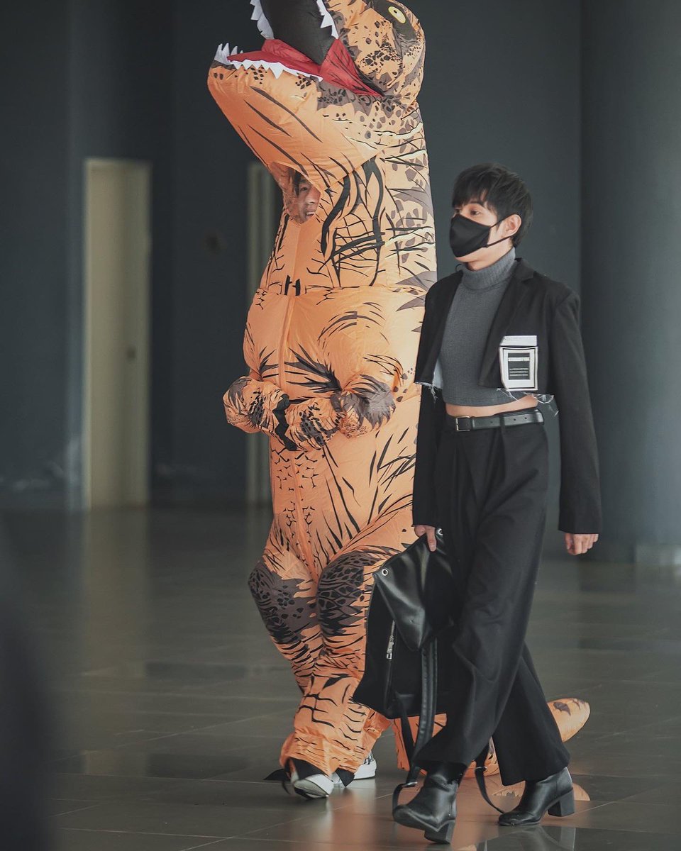 Pharaoh_TGO's tweet image. ตั้งใจแต่งตัวไปถ่ายรูปแบบเต็มที่ สุดท้ายมีหน้าที่ดูแลไดโนเสาร์..
#ขออนุญาตเจ้าของภาพด้วยฮะ